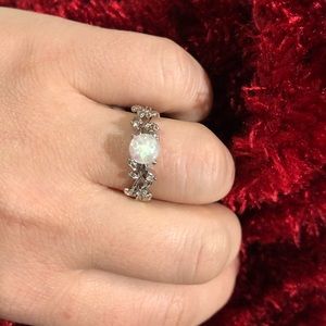 NWOT Silver Flower Round Cut Size 10